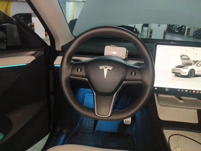Tesla Model Y — Фото автомобиля 11