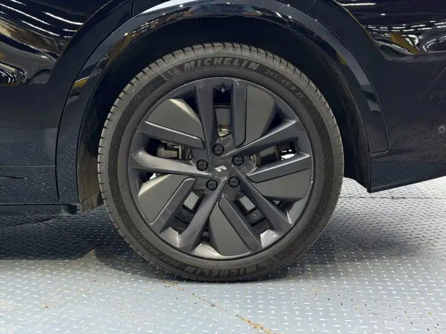 Li Auto L9 — Фото автомобиля 8