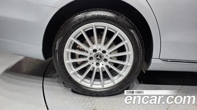 Mercedes-Benz E-Class — Фото автомобиля 4