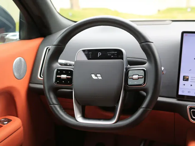 Li Auto L8 — Фото автомобиля 4