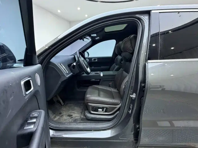 Li Auto L8 — Фото автомобиля 12