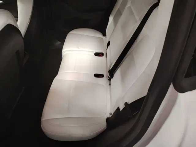 Tesla Model Y — Фото автомобиля 16
