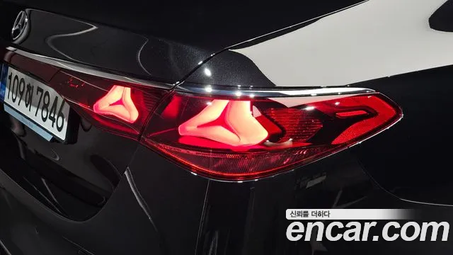 Mercedes-Benz E-Class — Фото автомобиля 23