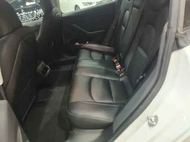 Tesla Model 3 — Фото автомобиля 16
