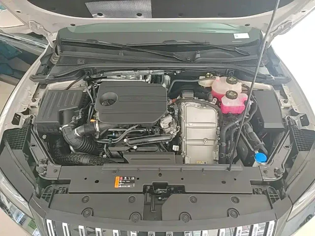 Roewe M7 DMH — Фото автомобиля 19