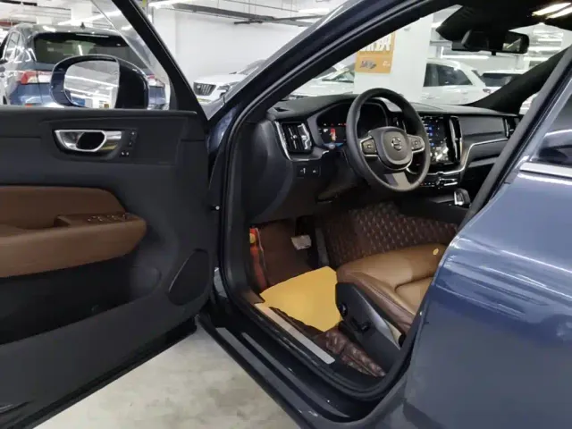 Volvo XC60 — Фото автомобиля 15