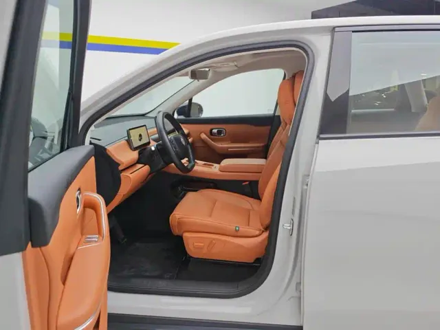 Leapmotor C10 — Фото автомобиля 9