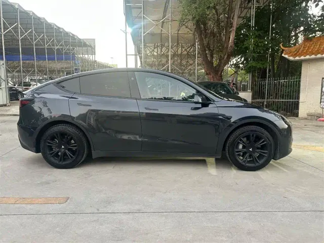 Tesla Model Y — Фото автомобиля 9