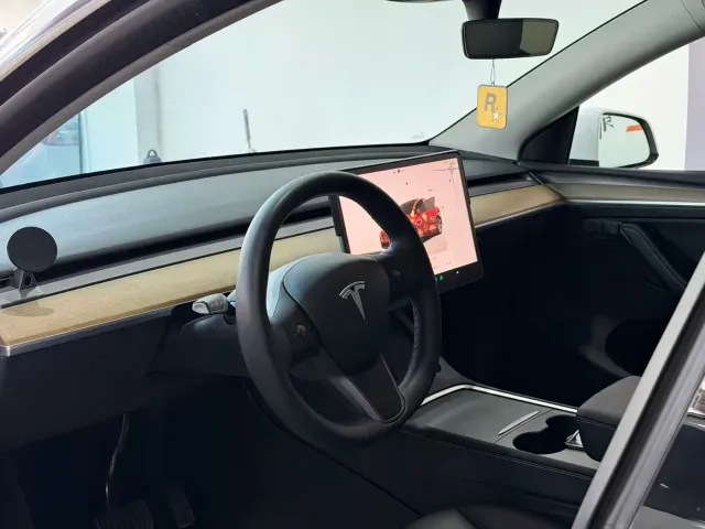 Tesla Model Y — Фото автомобиля 7