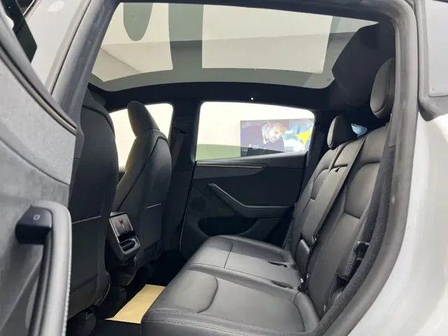 Tesla Model Y — Фото автомобиля 21