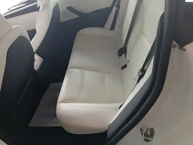 Tesla Model 3 — Фото автомобиля 16