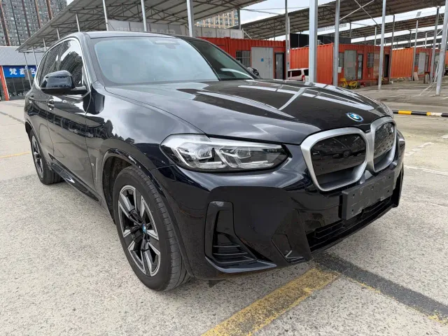 BMW iX3 — Фото автомобиля 3