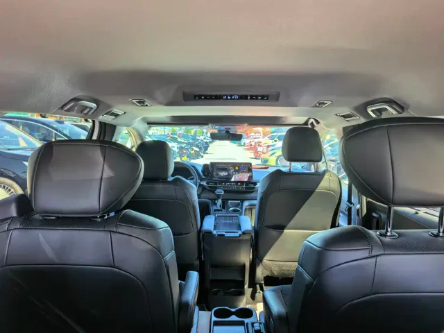 Toyota Sienna — Фото автомобиля 11
