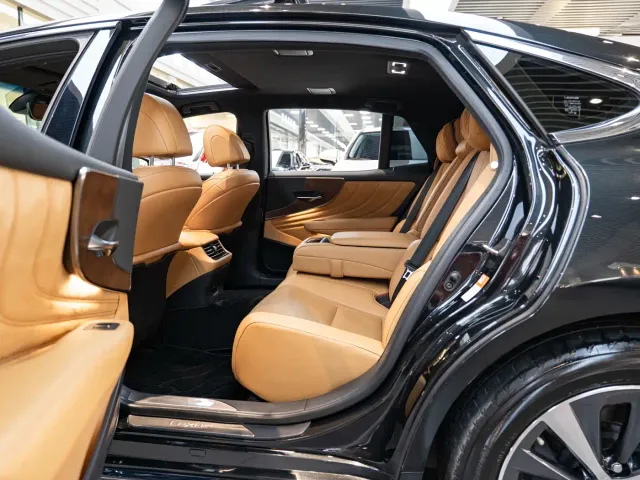 Lexus LS — Фото автомобиля 10