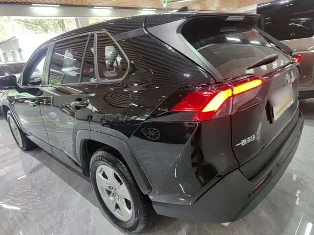 Toyota RAV4 — Фото автомобиля 4