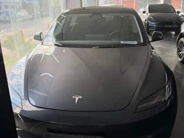 Tesla Model 3 — Фото автомобиля 2