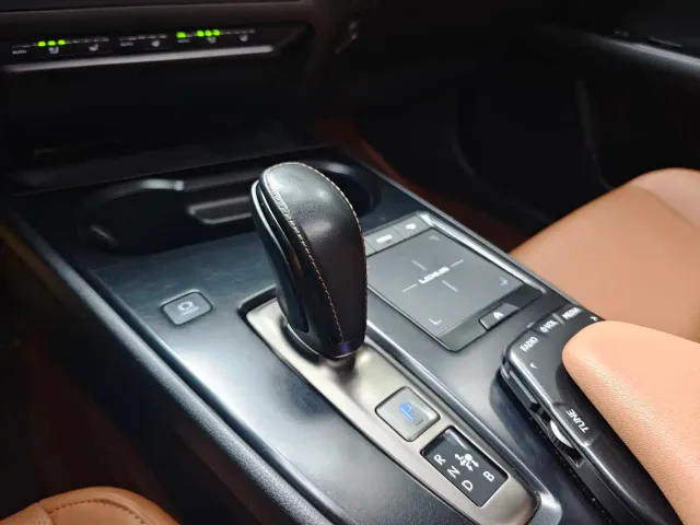 Lexus UX — Фото автомобиля 14