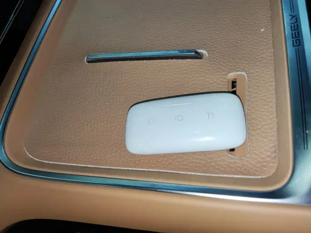 Geely Galaxy Starship 7 EM-i — Фото автомобиля 8