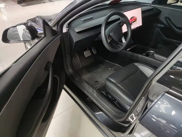 Tesla Model 3 — Фото автомобиля 15