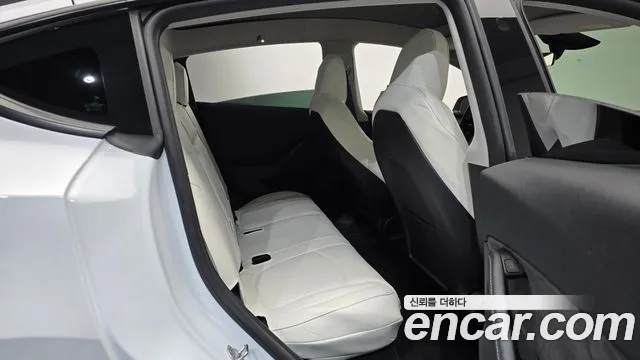 Tesla Model Y — Фото автомобиля 17