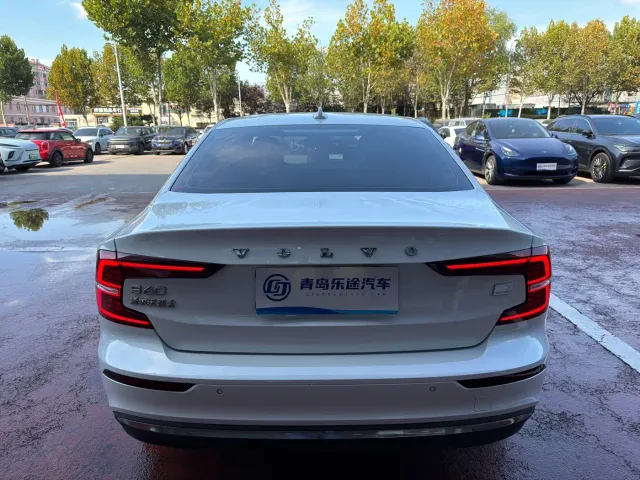 Volvo S60 Plug-in Hybrid — Фото автомобиля 5