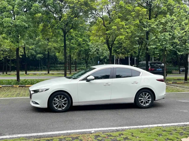 Mazda Axela — Фото автомобиля 7