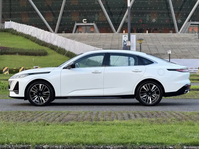 Changan Eado — Фото автомобиля 5