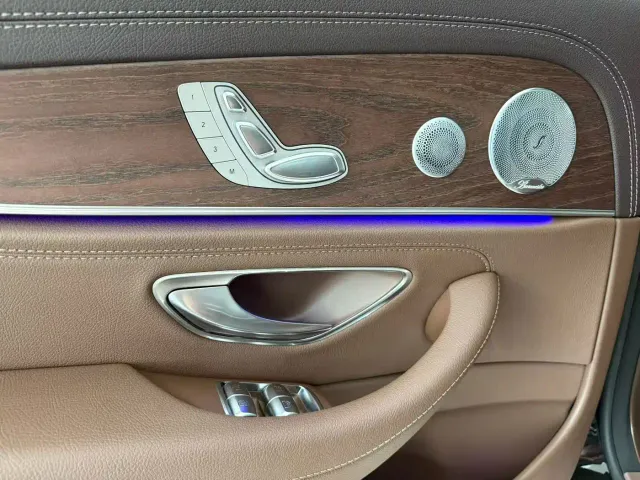 Mercedes-Benz E-Class — Фото автомобиля 8