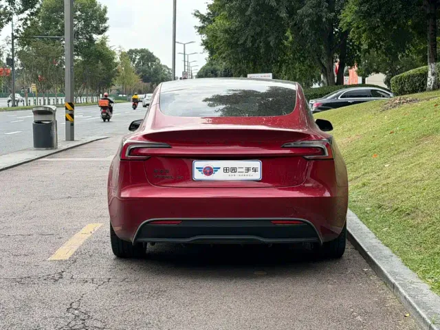 Tesla Model 3 — Фото автомобиля 5