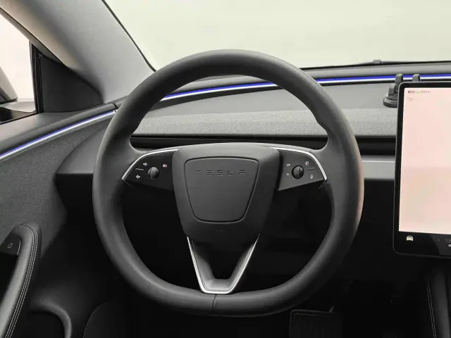 Tesla Model 3 — Фото автомобиля 8
