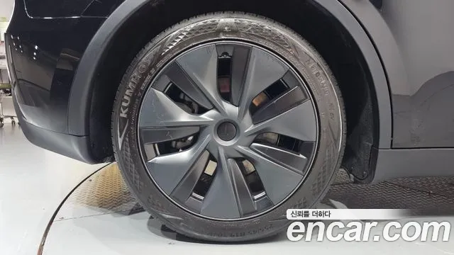 Tesla Model Y — Фото автомобиля 6