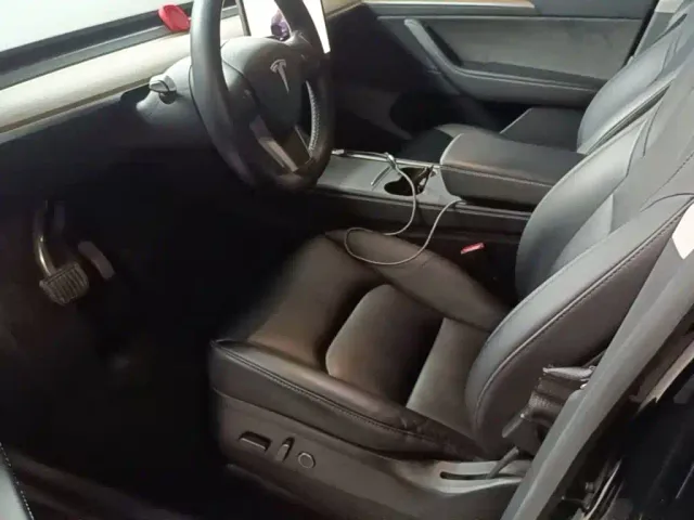 Tesla Model Y — Фото автомобиля 14