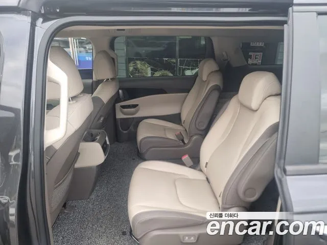 Kia Carnival Generation 4 — Фото автомобиля 8