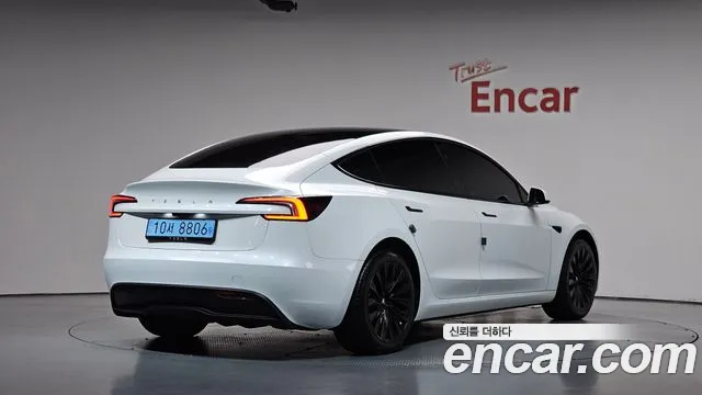 Tesla Model 3 — Фото автомобиля 2