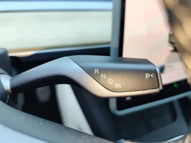 Tesla Model 3 — Фото автомобиля 16