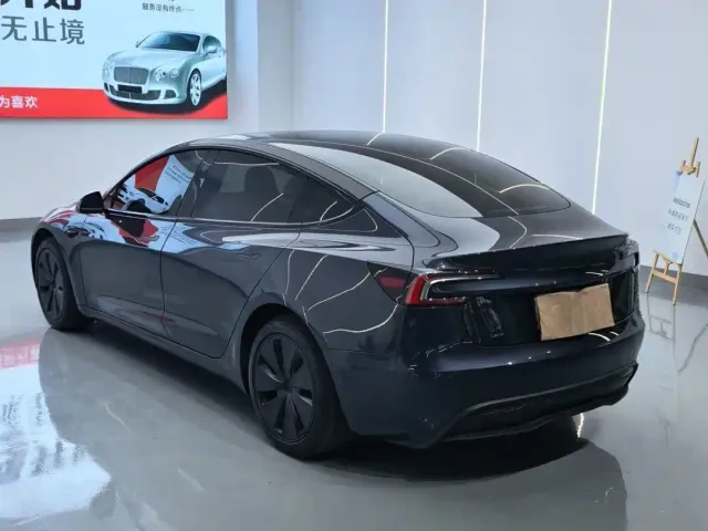 Tesla Model 3 — Фото автомобиля 13