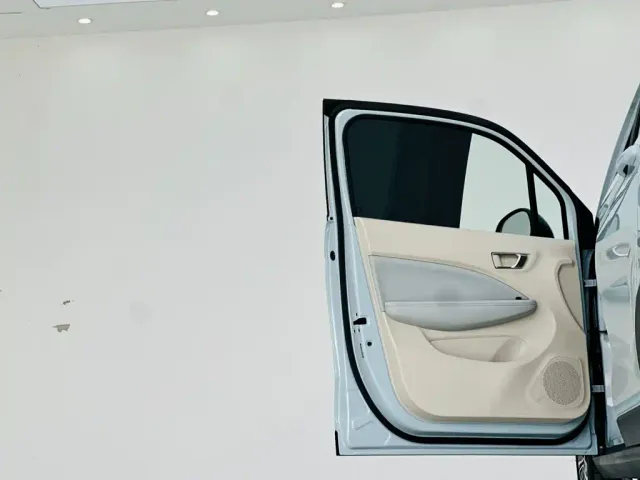 Leapmotor T03 — Фото автомобиля 12