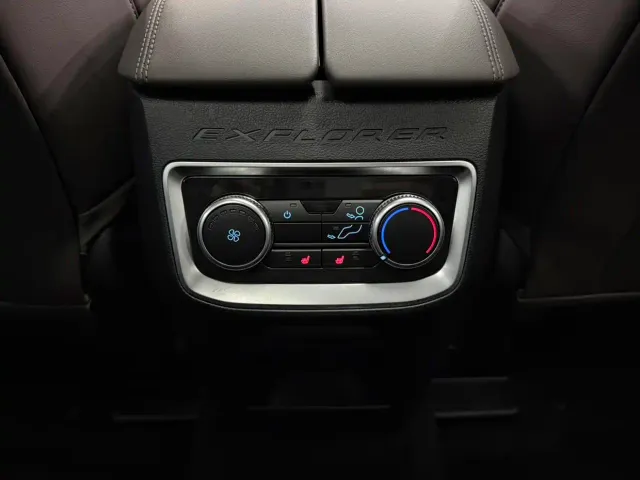 Ford Explorer — Фото автомобиля 11