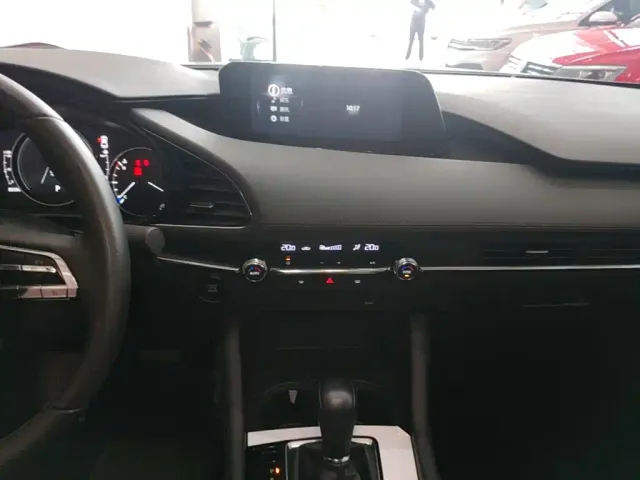 Mazda Axela — Фото автомобиля 12
