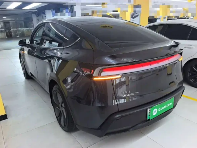 Tesla Model Y — Фото автомобиля 4
