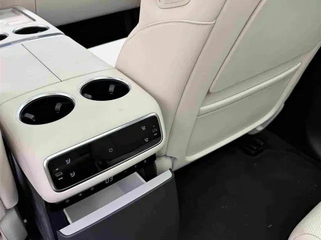 Li Auto L8 — Фото автомобиля 6