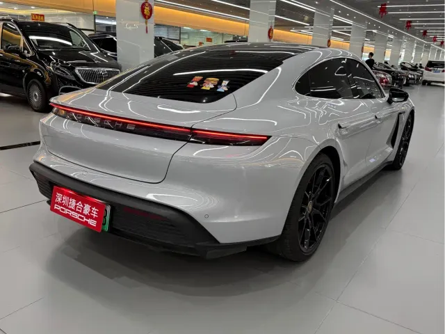 Porsche Taycan — Фото автомобиля 6