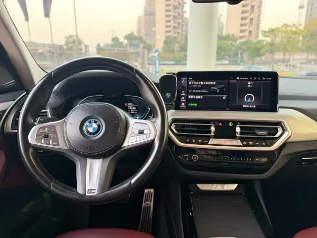 BMW iX3 — Фото автомобиля 11