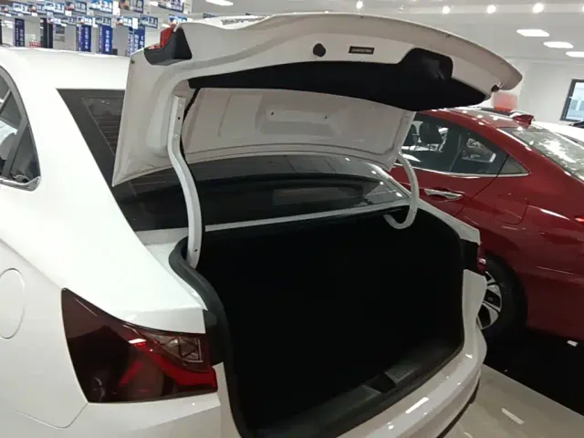 Roewe i5 — Фото автомобиля 18