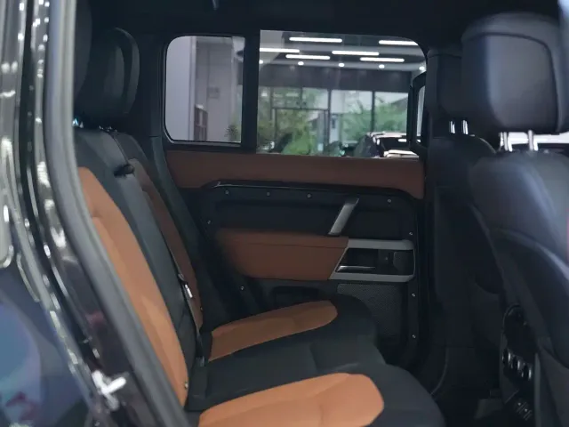 Land Rover Defender — Фото автомобиля 11
