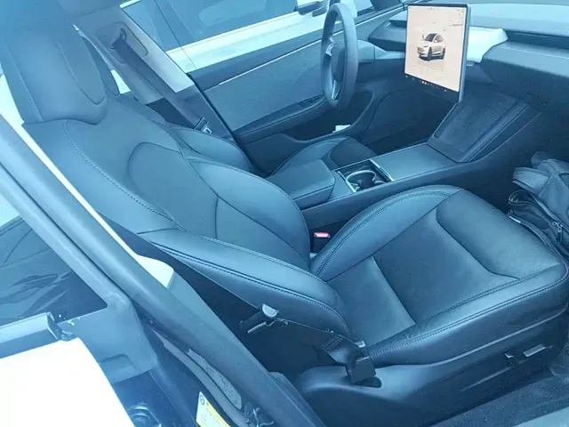 Tesla Model 3 — Фото автомобиля 24