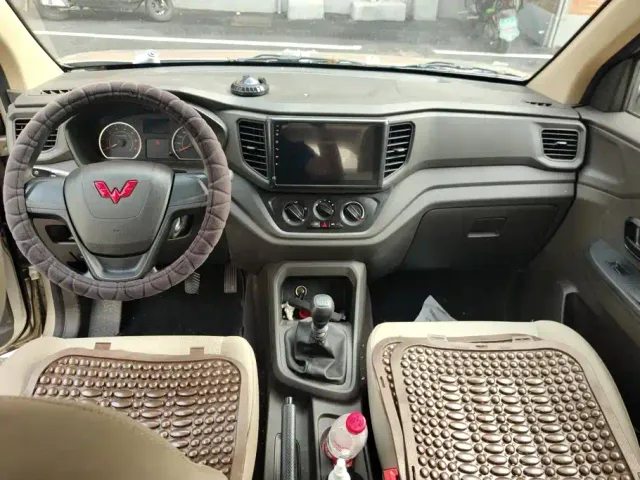 Wuling Hongguang V — Фото автомобиля 12