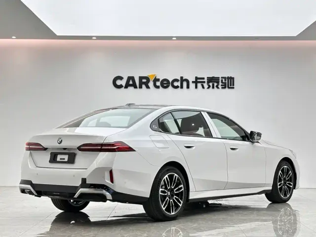 BMW 5 Series — Фото автомобиля 5
