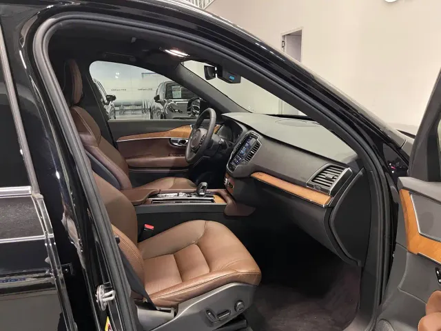 Volvo XC90 — Фото автомобиля 24