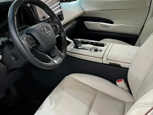 Lexus LM — Фото автомобиля 8